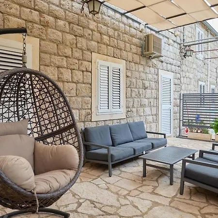 Beloc House Island *